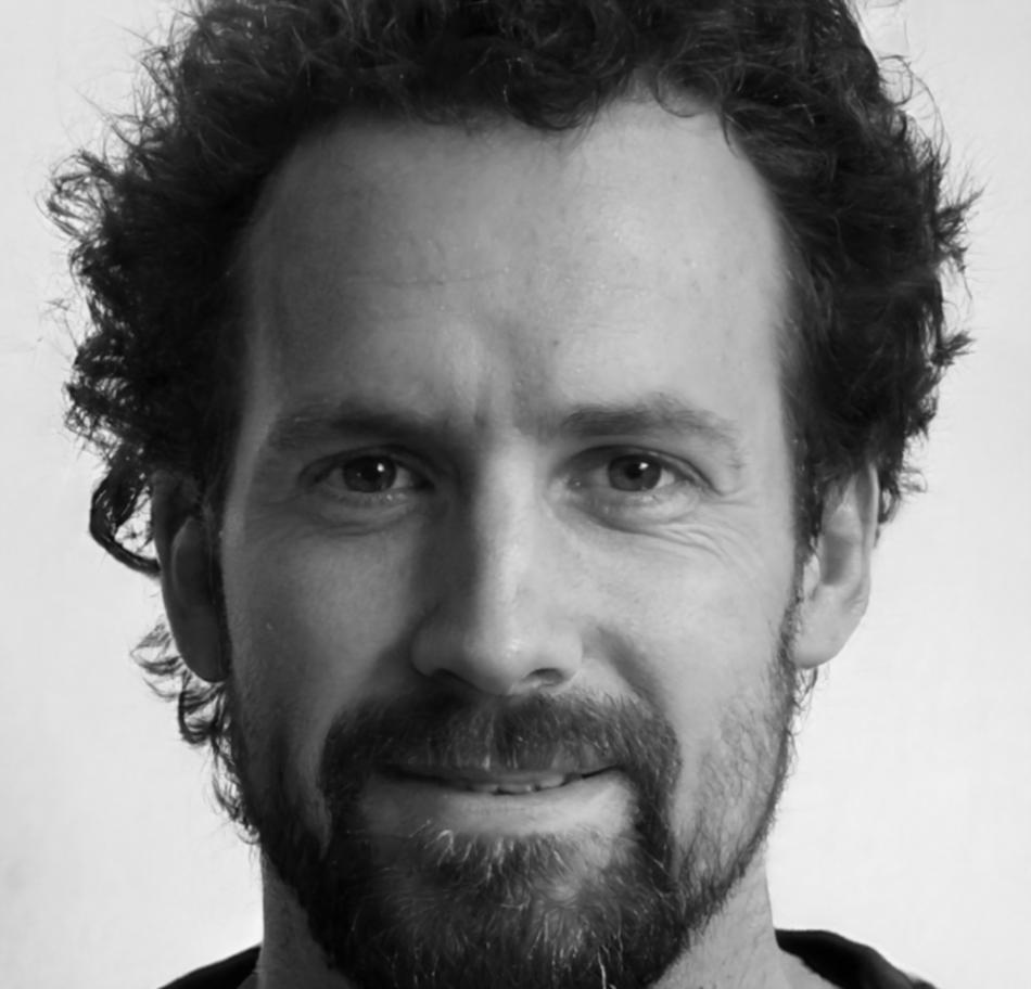Dr. Michael Weber, leitender Finanzanalyst und Experte für Szenario-Modellierung